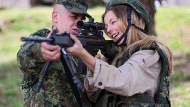 Военни показаха въоръжение и бойна техника на деца от Благоевград, те им посветиха картини (снимки)