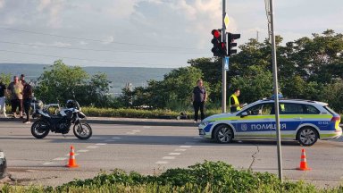 25 годишен моторист пострада тежко тази вечер при пътен инцидент във