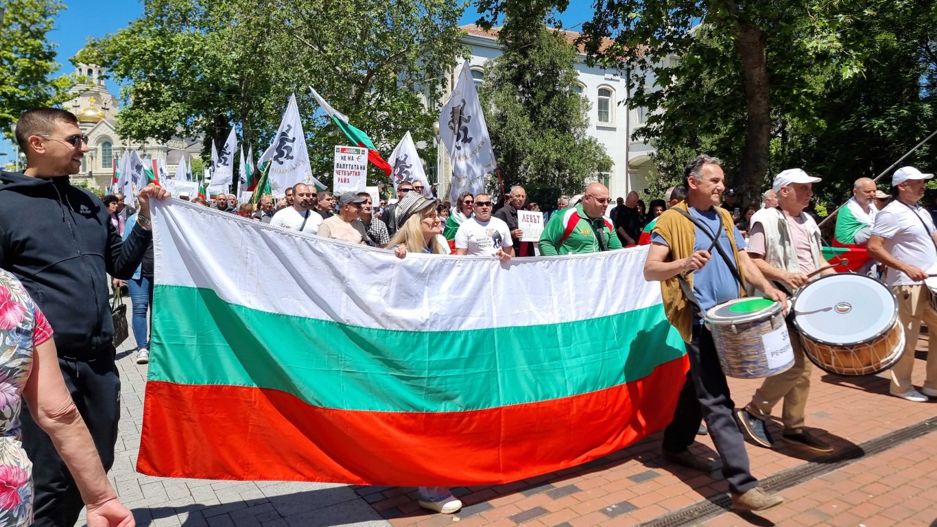 В морската столица протестиращите блокираха "Аспарухов мост"