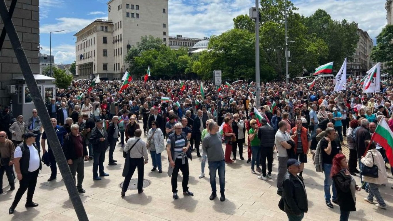 Протестът в триъгълника на властта