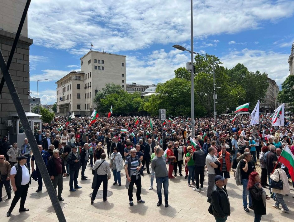 Протестът в триъгълника на властта