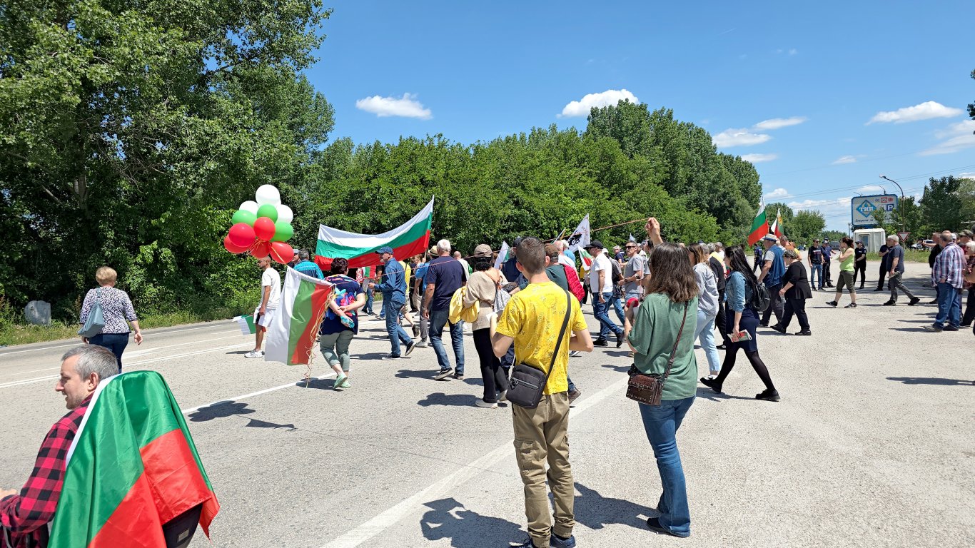 Протестиращи в защита на лева блокираха път Е79 край Видин