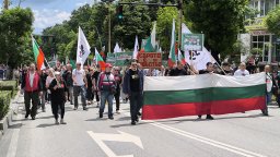 Полицията спря протестиращи срещу еврото да блокират "Прохода на Републиката" 