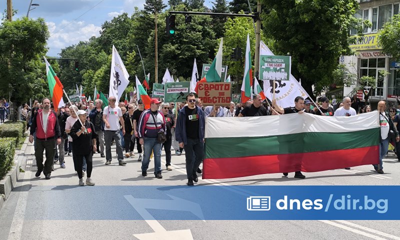 Полицията не допусна близо 50 протестиращи срещу въвеждането на еврото