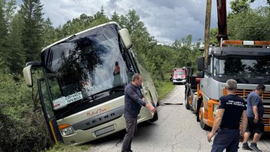 Туристически автобус се преобърна край село Боженци в община Габрово