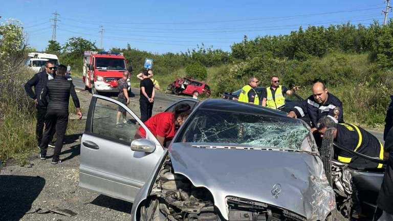 Загинал и четирима пострадали при челен сблъсък край Бургас