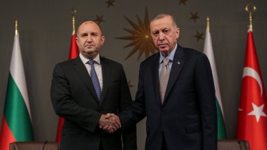 Държавният глава Румен Радев обсъди днес в телефонен разговор със