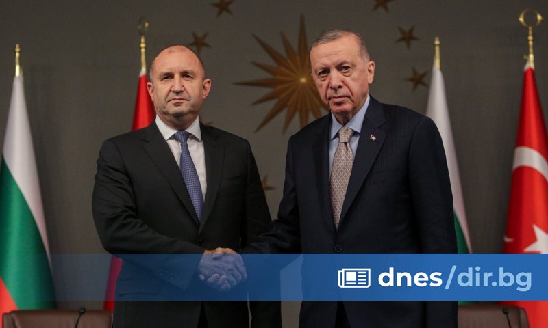 Държавният глава Румен Радев обсъди днес в телефонен разговор със