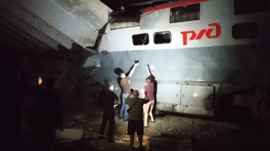 ЖП мост се срути в Брянска област, дерайлира влак, има загинали и много ранени