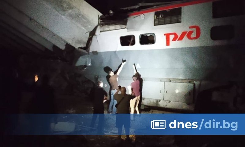 Седем души са загинали и най-малко 35 са ранени при срутване на