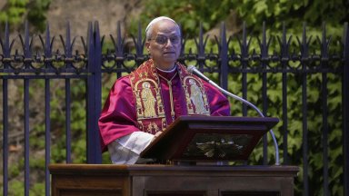 Папа Лъв XIV облече дарената му от премиерът Росен Желязков