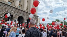"Нито едно дете повече": Мирно бдение и балони в небето от "Ангели на пътя" 