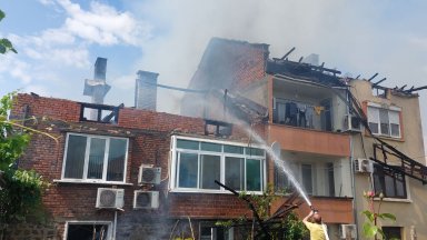 Пожар обхвана няколко стопански постройки и къщи в кв Прослав