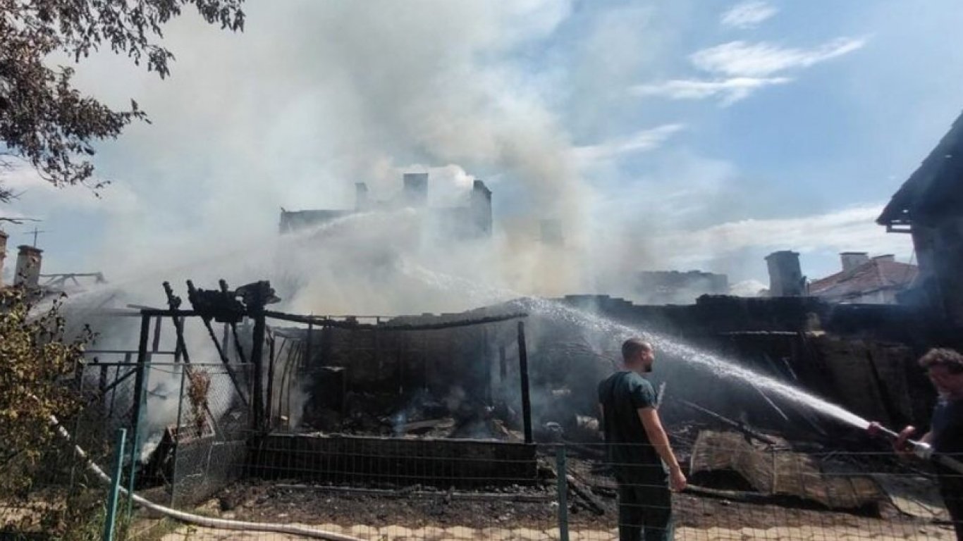 Пожар възпламени четири къщи и стопански постройки в пловдивския кв. "Прослав" 