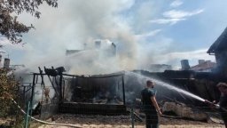 Пожар възпламени четири къщи и стопански постройки в пловдивския кв. "Прослав" 