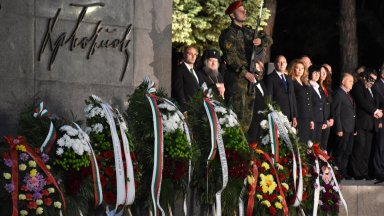 Радев пред паметника на Ботев: Едни пренаписват историята, други се плашат от гласа на народа