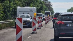Ремонти затрудняват движението по основни пътища и магистрали 