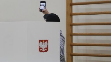 Победата на националиста и евроскептик Карол Навроцки подкрепен от опозиционната