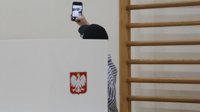 Западни издания за президентския вот в Полша: "Смайващ обрат" и "референдум за ЕС и Тръмп"