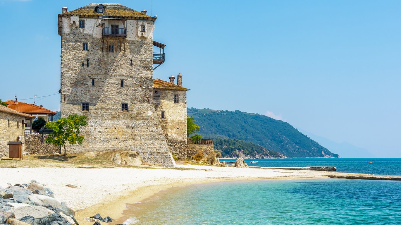 На прага на Света гора: Защо Урануполи е новото лице на тихата почивка