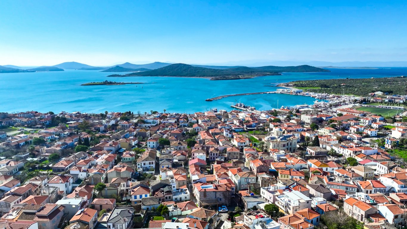 На границата между легендите и морето: Лятото в Айвалък