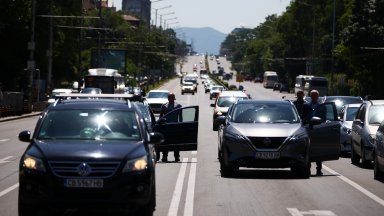 Двуминутен непрекъснат вой на сирени точно в 12 00 часа днес