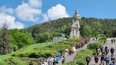 Да се и пред загиналите за свободата и независимостта на