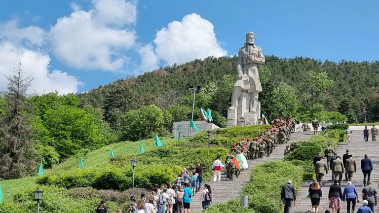 Да се замислим на какво сме готови за България: Ето какви са посланията на партийните лидери за 2 юни