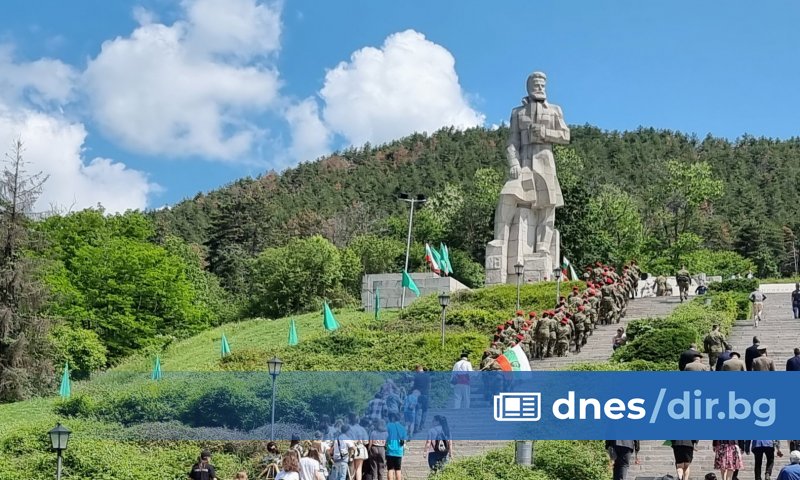 Да се и пред загиналите за свободата и независимостта на