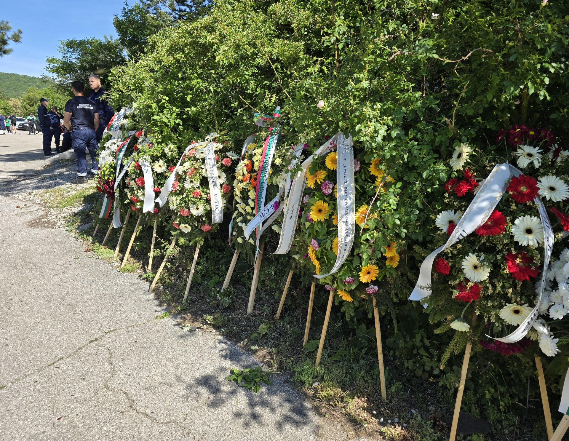 Венци на връх Околчица в памет на Ботев