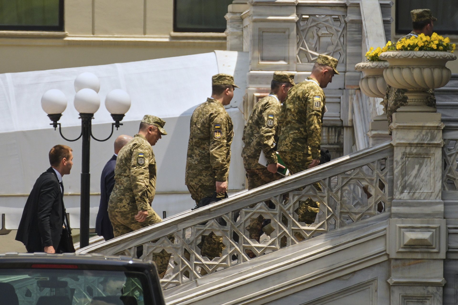 Членове на украинската делегация пристигат в двореца Чираган за мирните преговори между Украйна и Русия в Истанбул