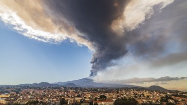 Висок няколко километра облак от вулканична пепел се издигна над