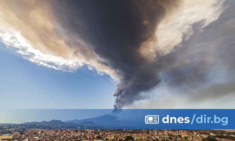 Висок няколко километра облак от вулканична пепел се издигна над