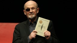 Салман Рушди: Преодолях нападението с нож
