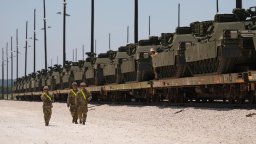 Грандиозен военен парад с над 200 машини и 6700 военни готвят във Вашингтон (снимки)