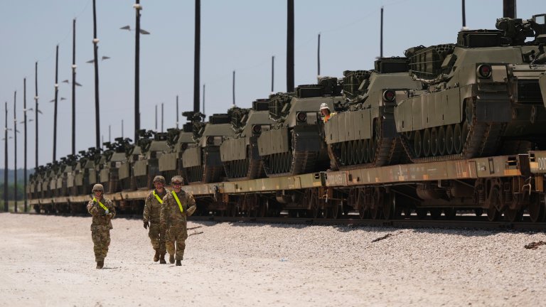 Грандиозен военен парад с над 200 машини и 6700 военни готвят във Вашингтон (снимки)
