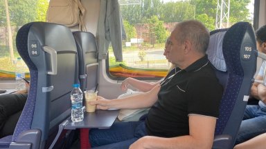 Министърът на транспорта Гроздан Караджов пътува с бързия влак от