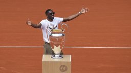 Играч №1 в Шампионската лига показа трофея пред феновете на "Ролан Гарос"