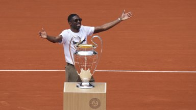 Играч №1 в Шампионската лига показа трофея пред феновете на "Ролан Гарос"