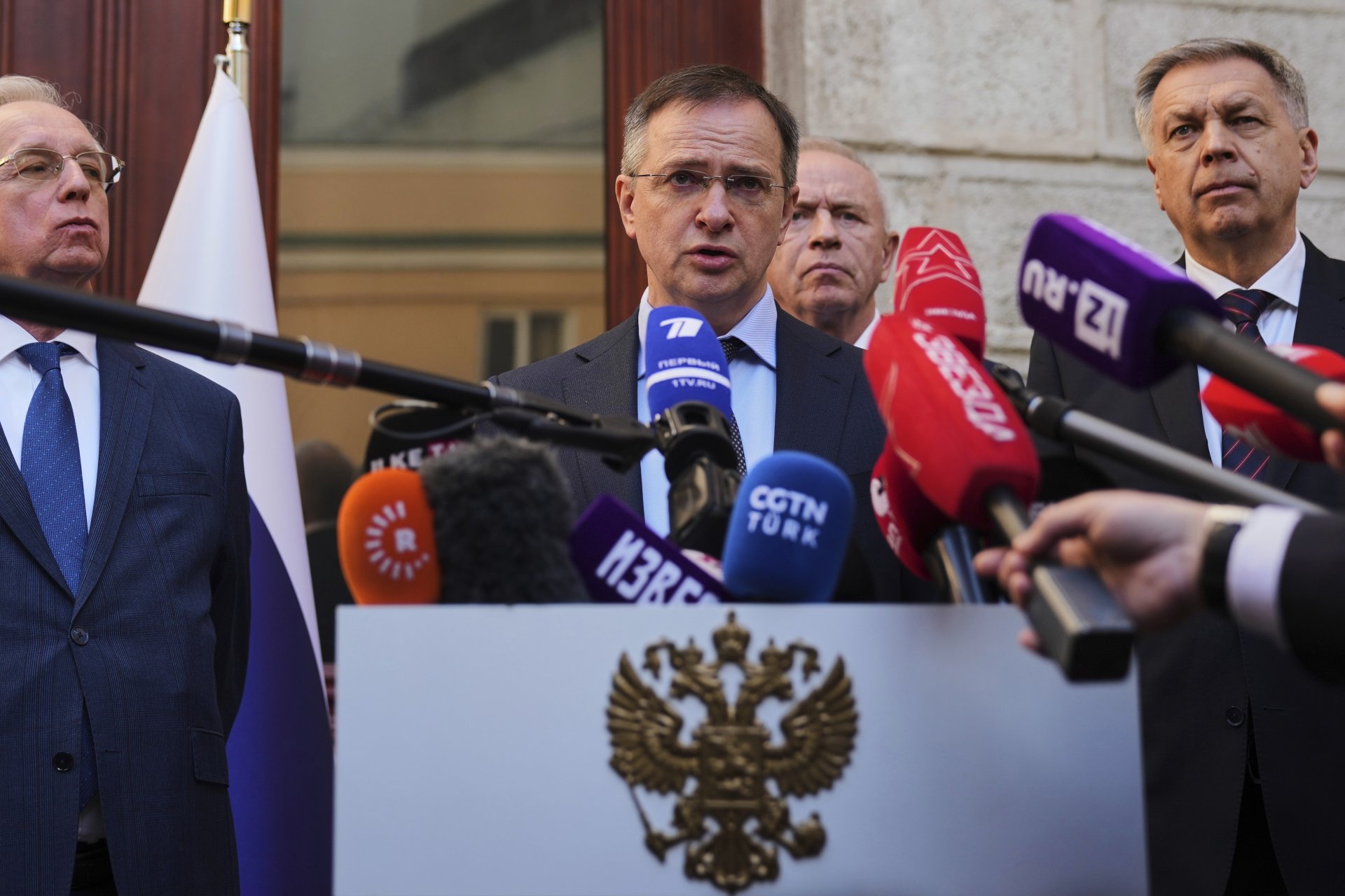 Помощникът на руския президент Владимир Медински дава изявление пред журналисти в руското консулство в Истанбул, Турция, четвъртък, 15 май 2025 г.
