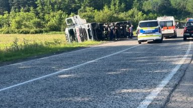 Тежкотоварен автомобил се обърнал край пътя Габрово Велико Търново