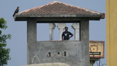 Десетки лишени от свобода избягаха от затвор в пакистанския град Карачи