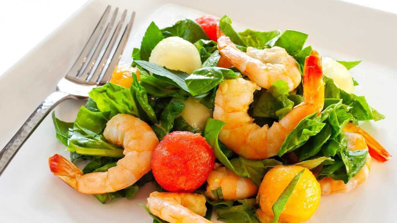 Салата с пъпеш, диня, скариди и рукола