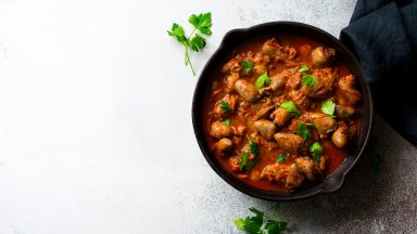 Пилешки сърчица на фурна по средиземноморски