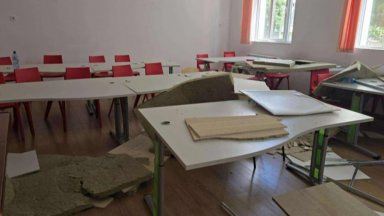 Част от окачения таван на класна стая се срути по време на час в училище в Пловдив (снимки)