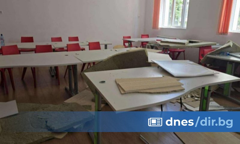 Част от окачен таван на кабинет в Музикалния корпус на