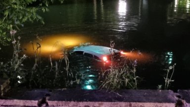 На косъм от трагедия: Млад мъж падна с колата си в река Тунджа в градския парк в Ямбол