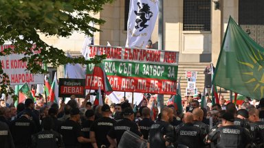 Протестиращи срещу еврото окупираха парламента (видео/снимка)