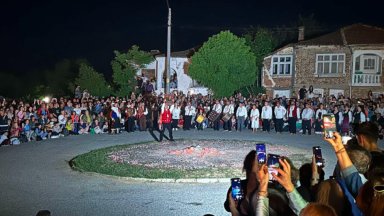 Въпреки призива на БПЦ: Нестинари танцуваха върху жаравата с икони в село Българи (видео)