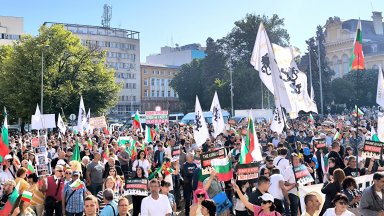 Протест срещу еврото окупира парламента, искат оставка на кабинета (видео/снимки)